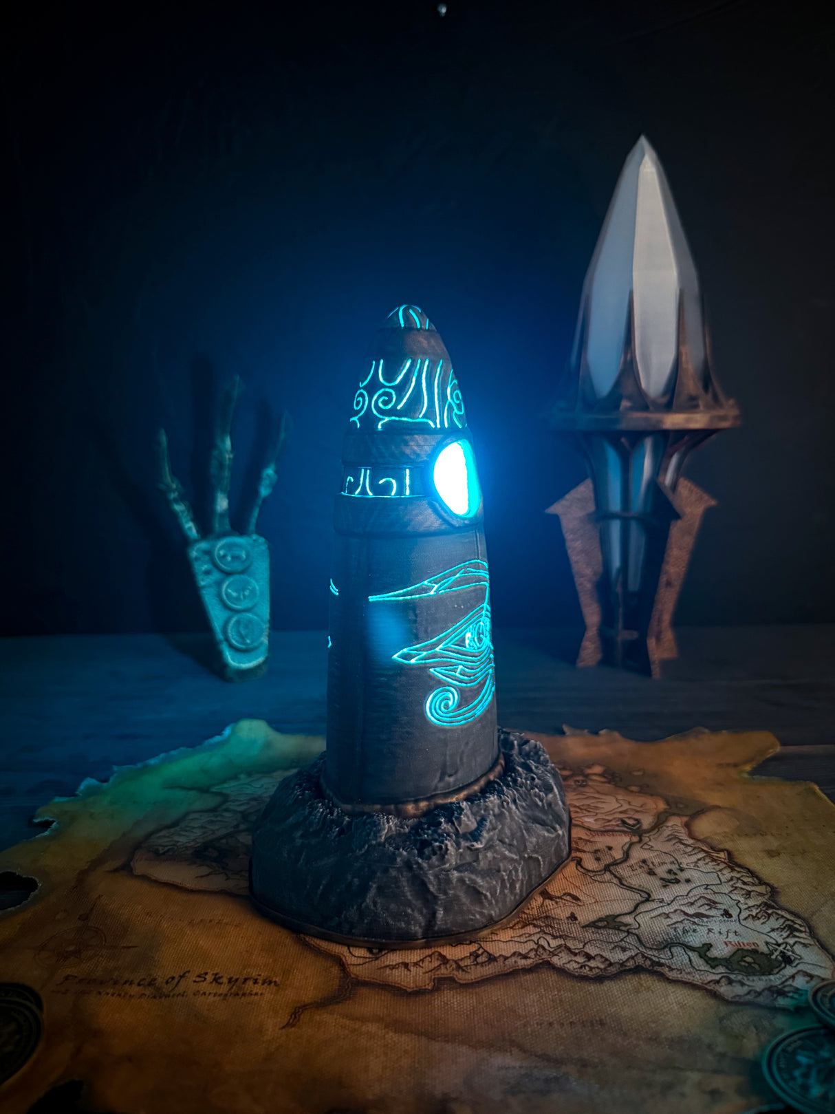 Skyrim Ritual Stone Lamp – Fantasy LED Decor – PLA Printed Standing Stone – Elder Scrolls Gift for Gamers and Collectors
