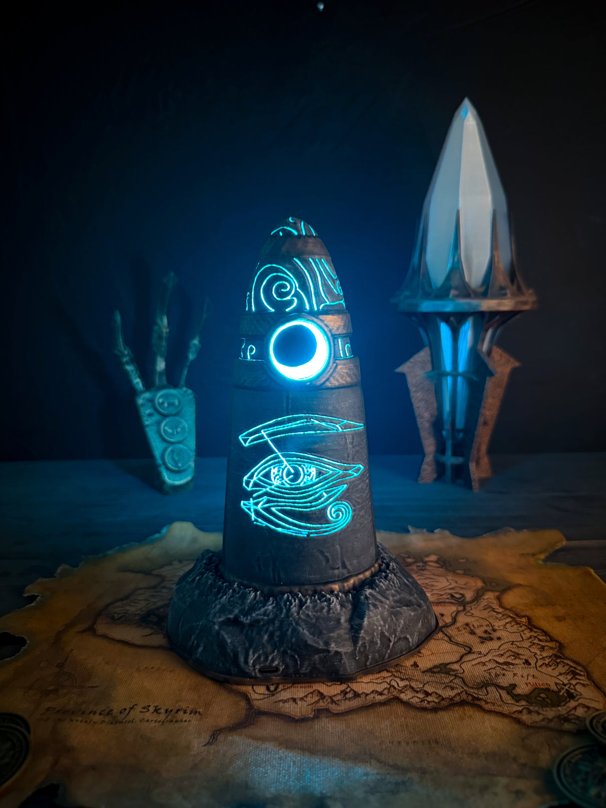 Skyrim Ritual Stone Lamp – Fantasy LED Decor – PLA Printed Standing Stone – Elder Scrolls Gift for Gamers and Collectors