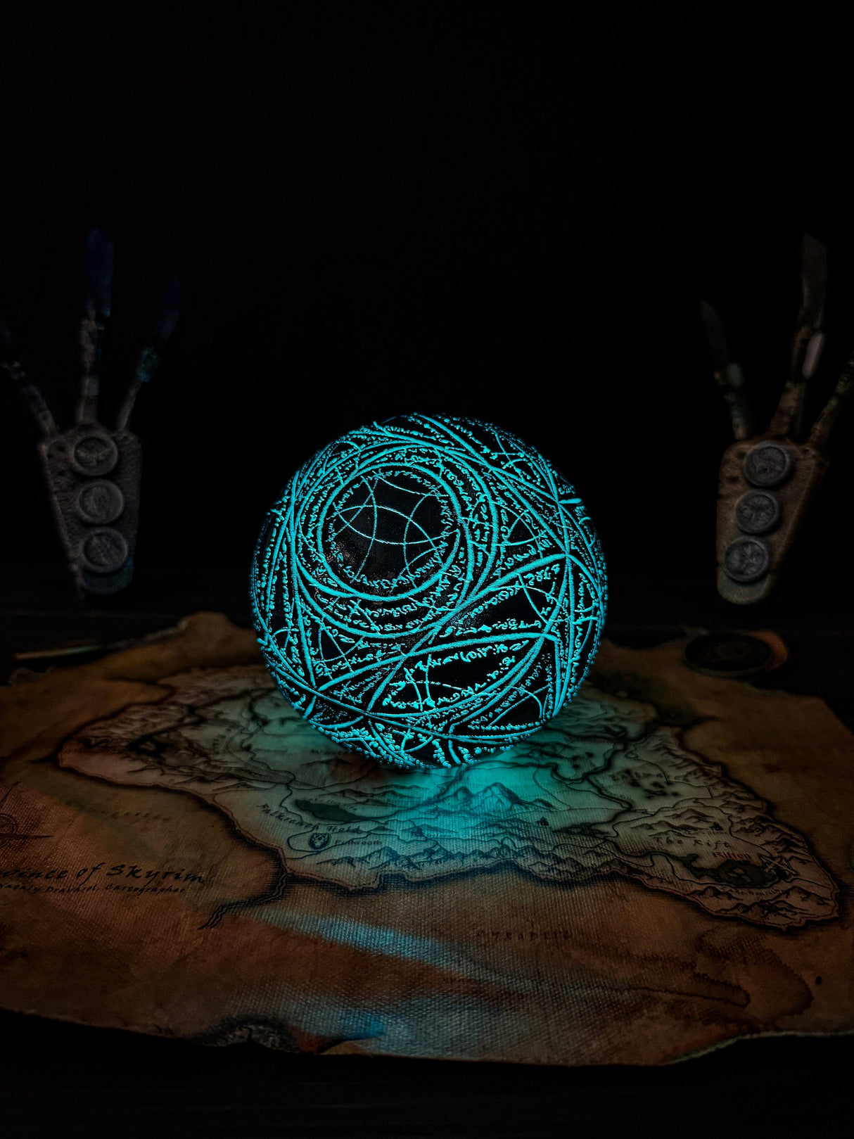 The Eye of Magnus Replica, Skyrim Glowing Artifact With a Stand, The Elder Scrolls V Inspired